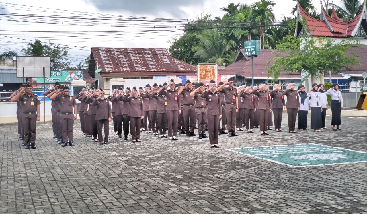 Kepala Seksi PAPBB Memimpin Kegiatan Apel Pagi Kejaksaan Negeri Pariaman