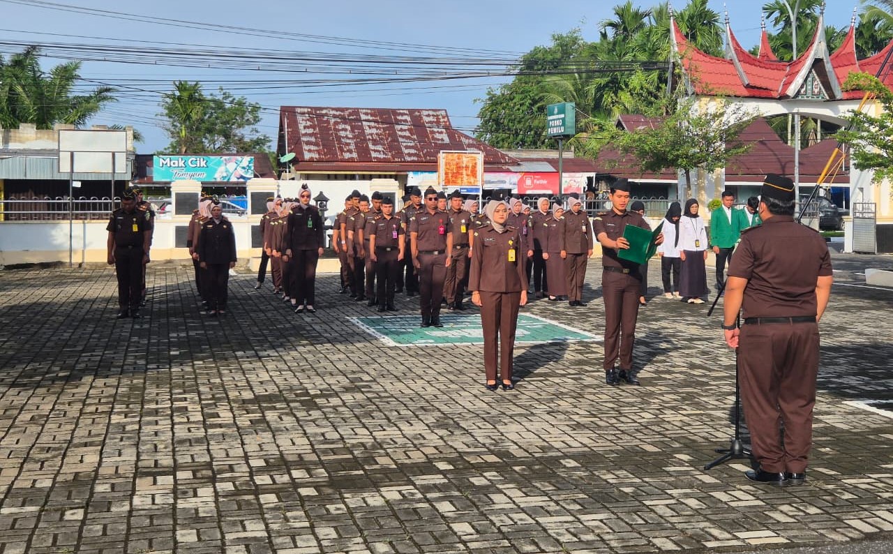 Kepala Subbagian Pembinaan Memimpin Apel Pagi Kejaksaan Negeri Pariaman